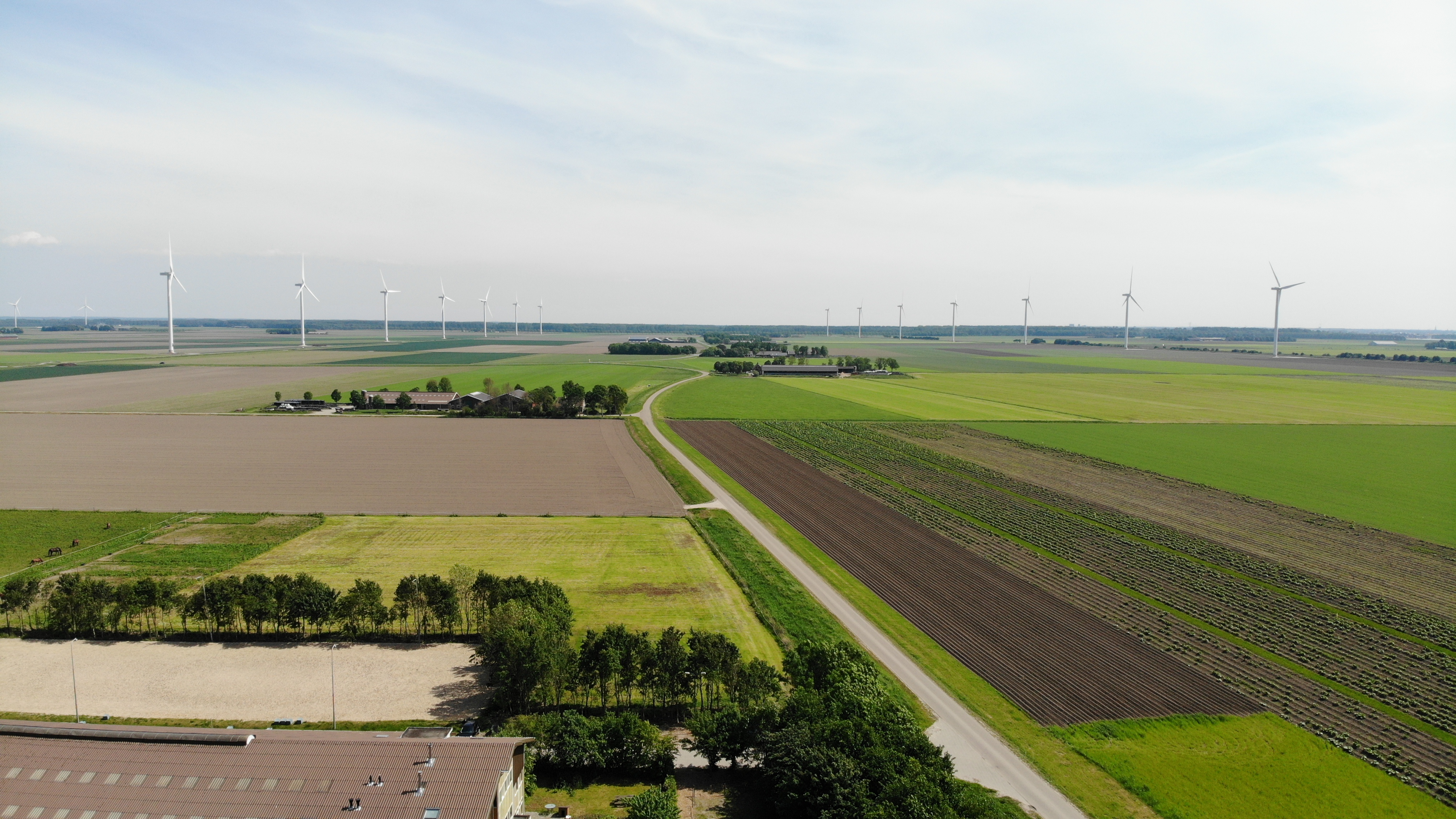 Landbouwgrond en windmolens in het buitengebied